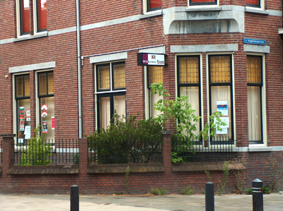 820366 Afbeelding van de vensters op de begane grond van het hoekpand Burgemeester Reigerstraat 78 (Wijkbureau Oost ) ...